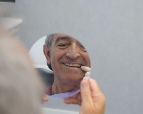 ¿Cómo cuidar los implantes dentales para que duren toda la vida?